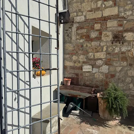 Casa Patrizia Nel Castello * 로시냐노 마리티모